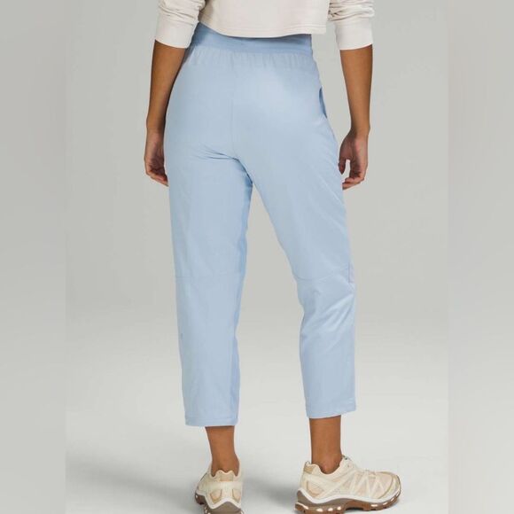 Lululemon beyond the studio crop blue linen size 6 - Picture 2 of 7